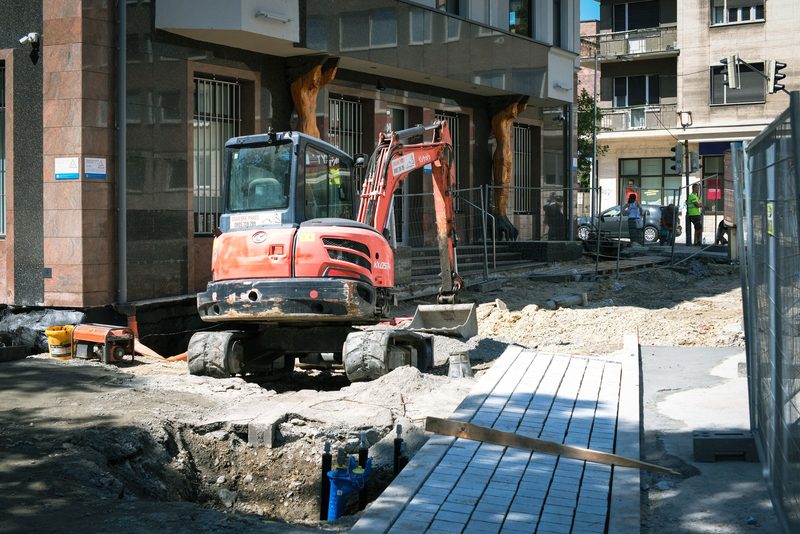 Rozebraná zámková dlažba a přípojka pod vjezdem – Mohelnice, Dlažba 7 m² rozebrána a vrácena na nové lože