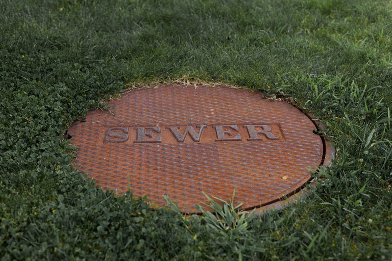 Trávník s poklopem šachty rok po přípojce – Litomyšl, Revizní šachta DN 400, poklop v rovině terénu